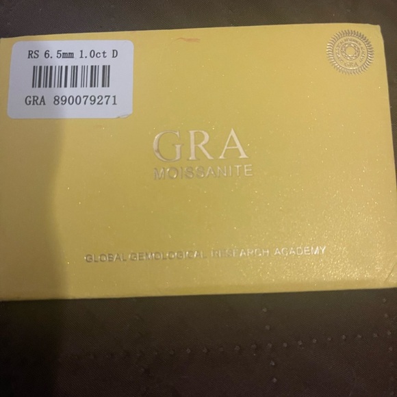 Moissanite ring new in box - Picture 3 of 4